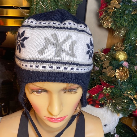 NY Yankees Winter Hat/Beanie Like NEW, PRISTINE! 🎄MLB Genuine Merchandise🔥🎄 - Picture 6 of 10